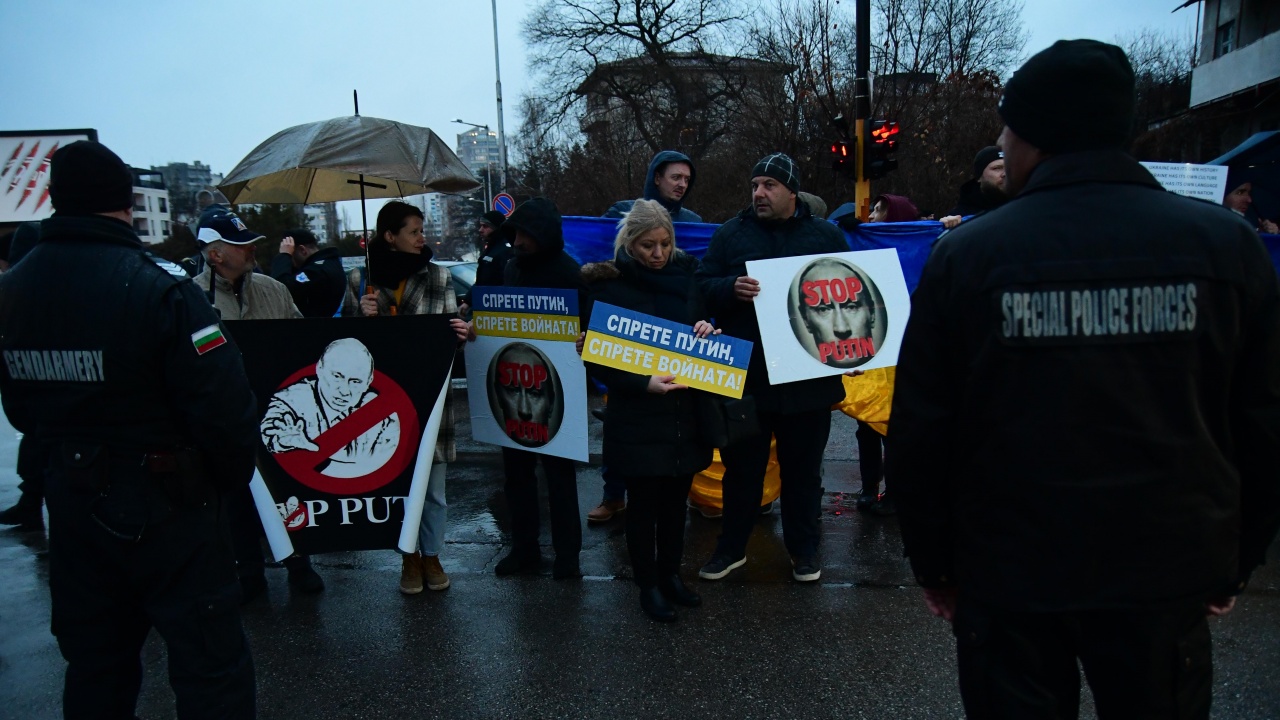 Протест пред руското посолство в защита на Марина Овсянникова