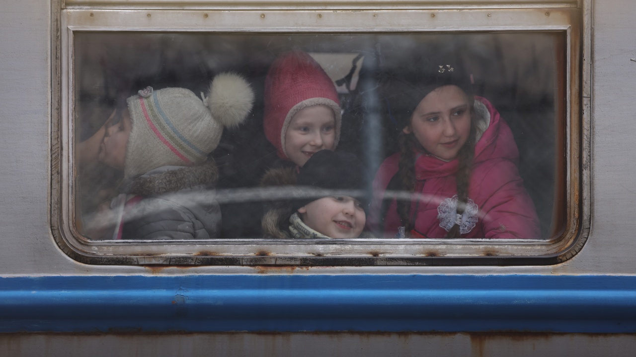 ЕК: Половината от украинските бежанци са деца