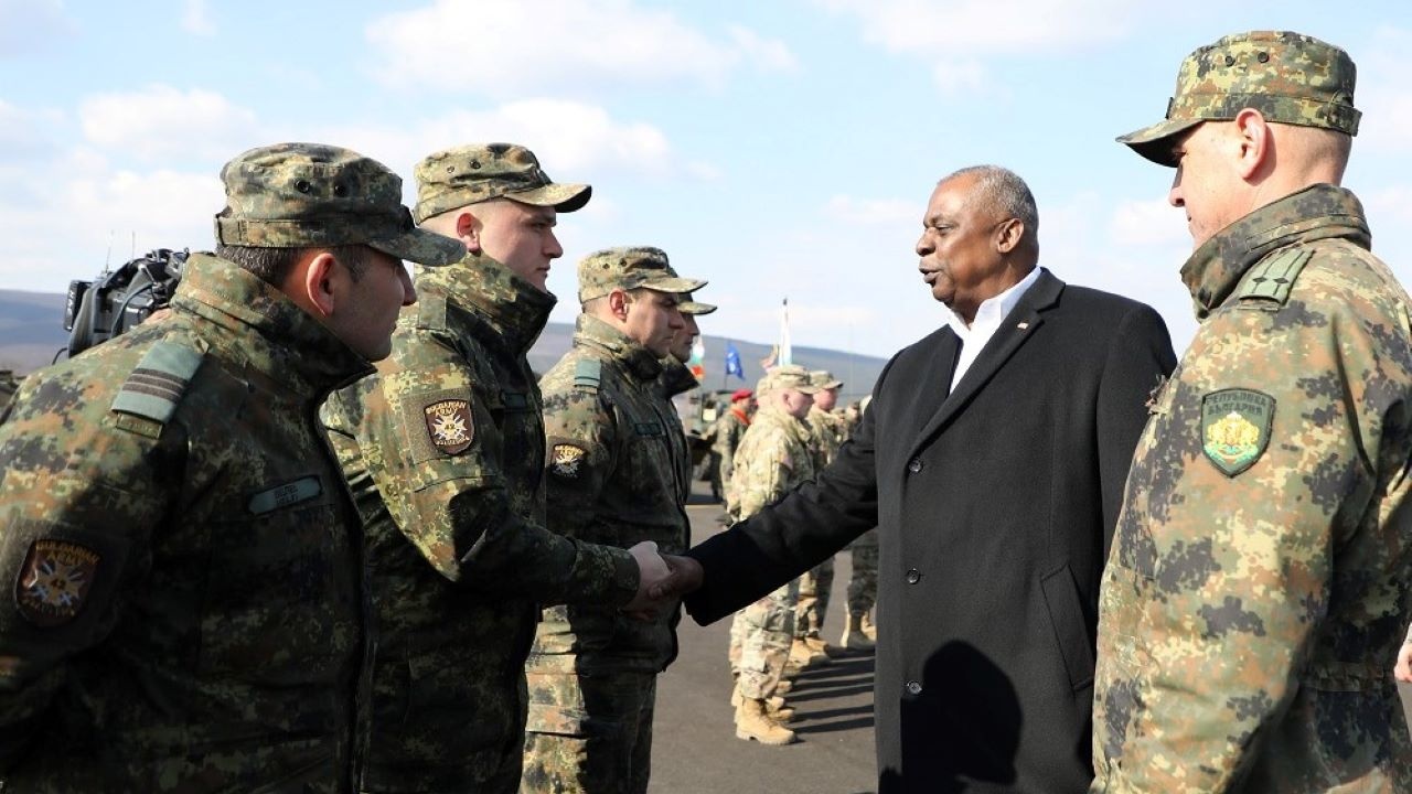 Министърът на отбраната на САЩ пристигна в България