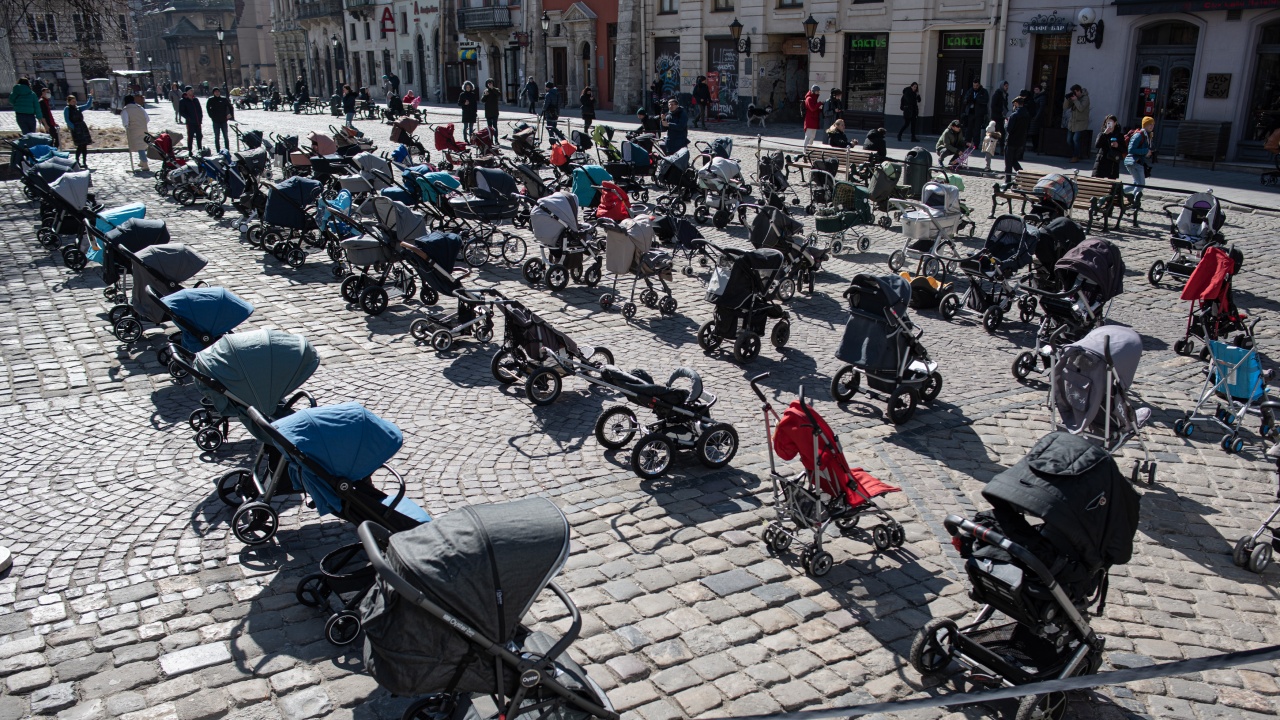 Над 100 празни колички в Украйна като символ на убитите във войната деца