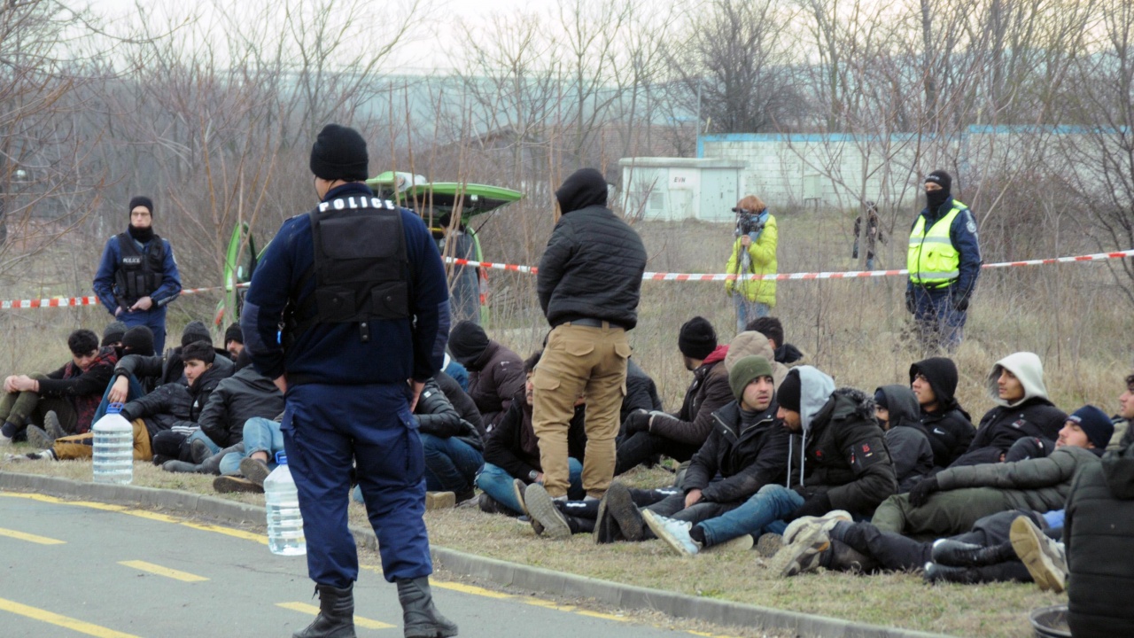 Гранични полицаи задържаха шофьори, превозвали 11 нелегални мигранти