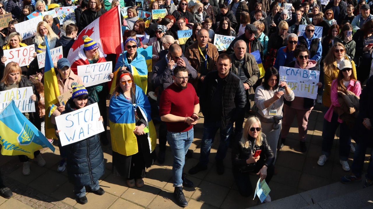 Стотици се събраха на антивоенен митинг-шествие във Варна
