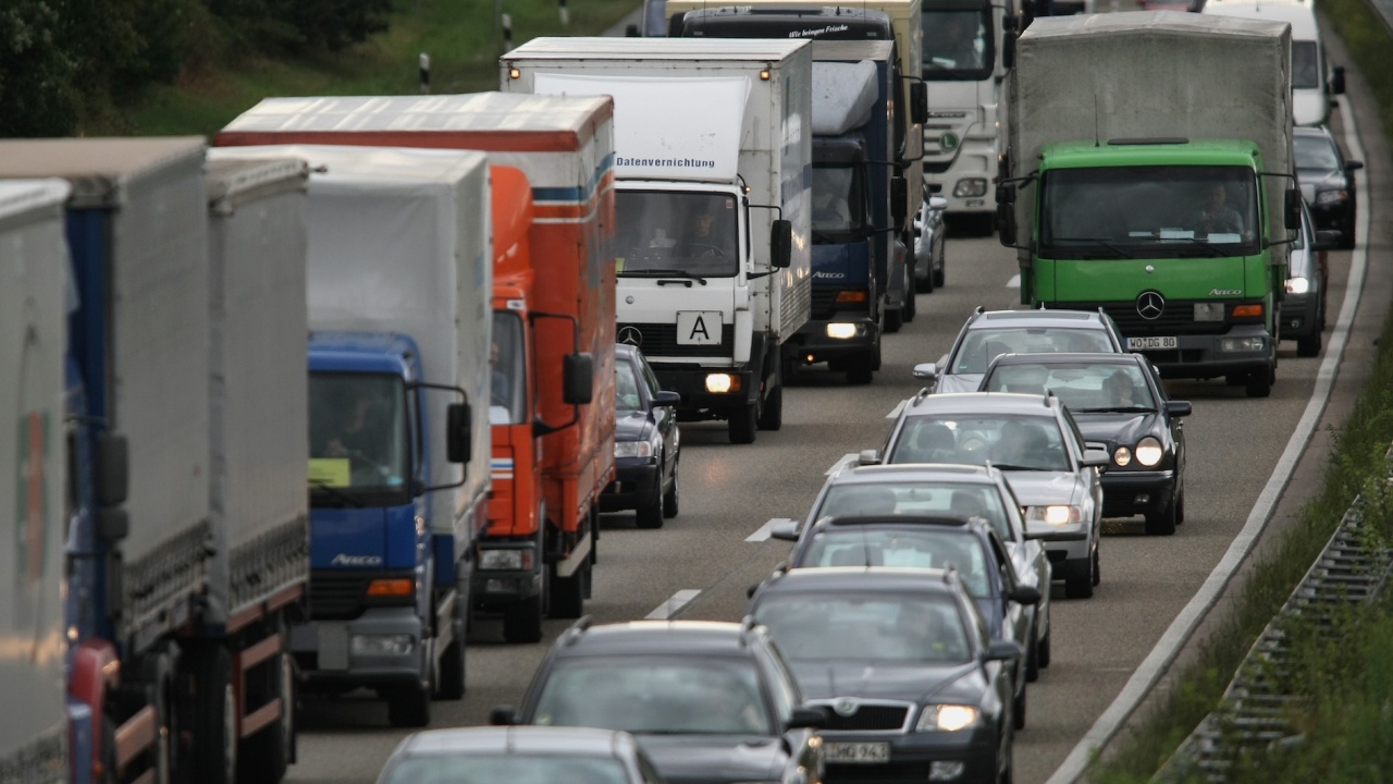 Албания въвежда от 3 април забрана за движение на коли във градовете всяка първа неделя на месеца