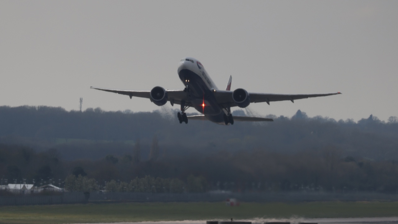 Заради болен от COVID-19 персонал отменениха полети във Великобритания