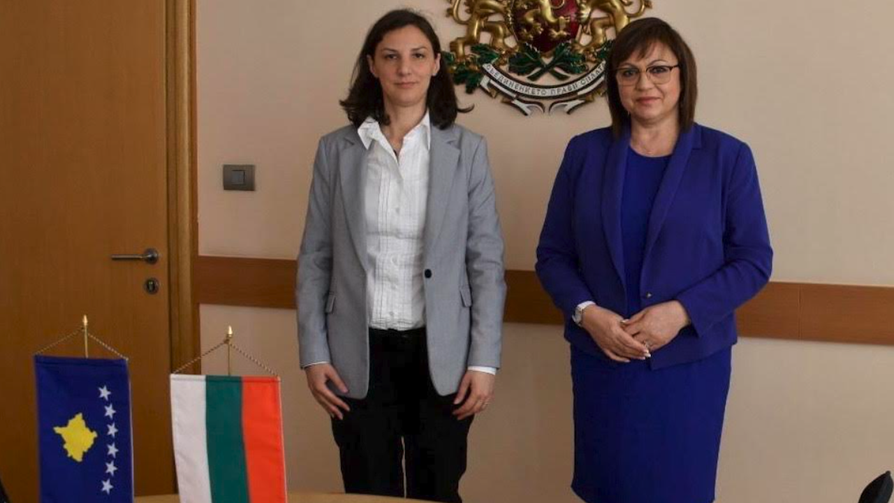 Министър Нинова разговаря с колегата си от Косово