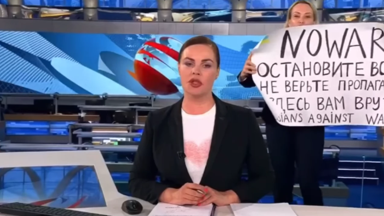 Руската журналистка, протестирала в ефир срещу войната в Украйна, си намери нова работа