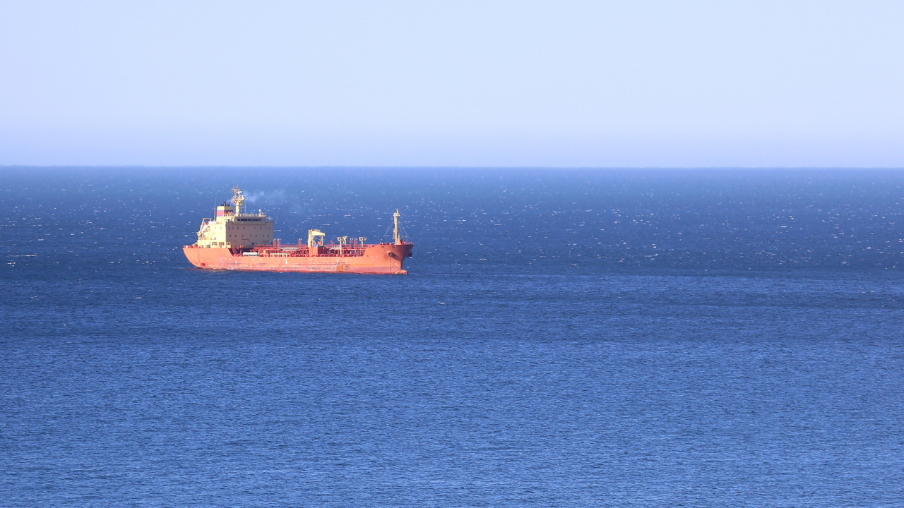 Извеждането на кораба "Царевна" от пристанището на Мариупол в момента не е реалистично