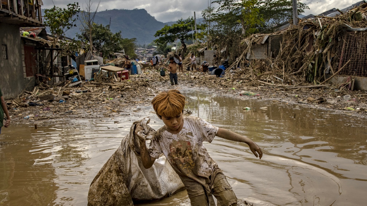 Расте броят на жертвите на тропическа буря във Филипините