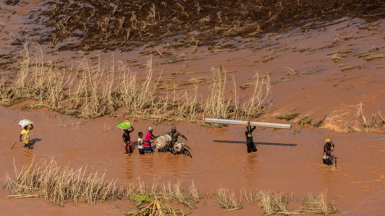 Загиналите при наводненията в Република Южна Африка са над 300