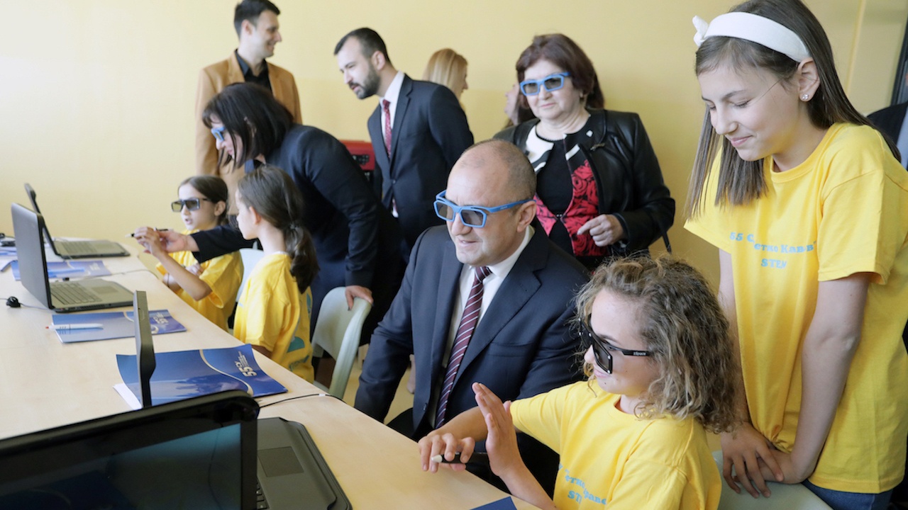 Румен Радев участва в откриването на Център за дигитални създатели в столично училище