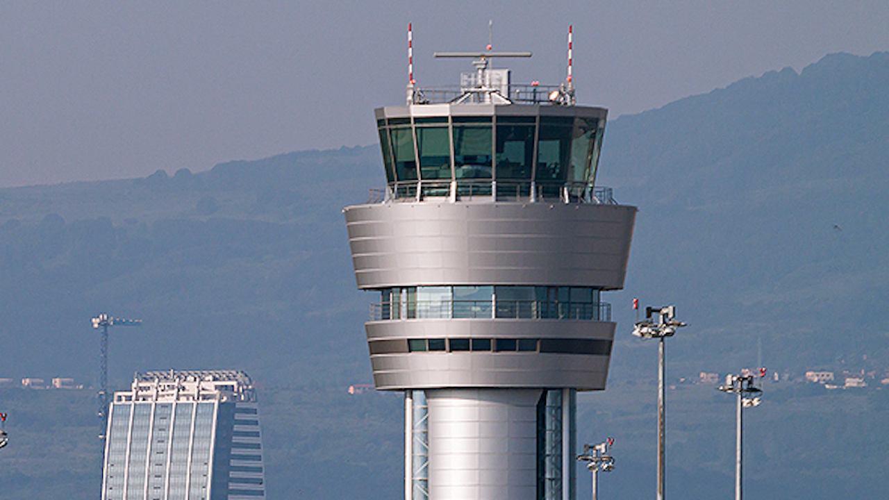 Не е открита бомба на борда на самолет на летище София