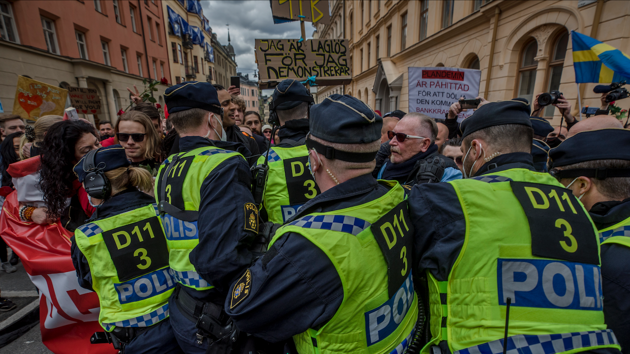Шведската полиция арестува 26 души при сблъсъци заради планиран митинг на крайната десница