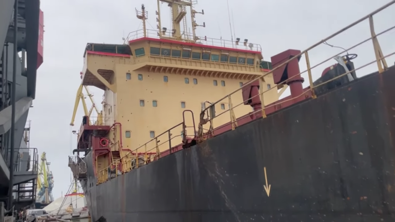 Вижте пораженията по кораба „Царевна“, блокиран в Мариупол
