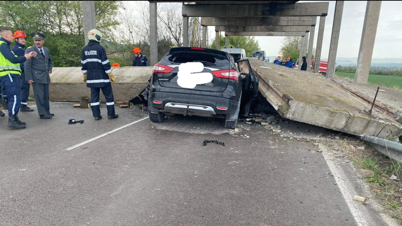 Железобетонна конструкция падна върху кола в Девня, две жени са ранени