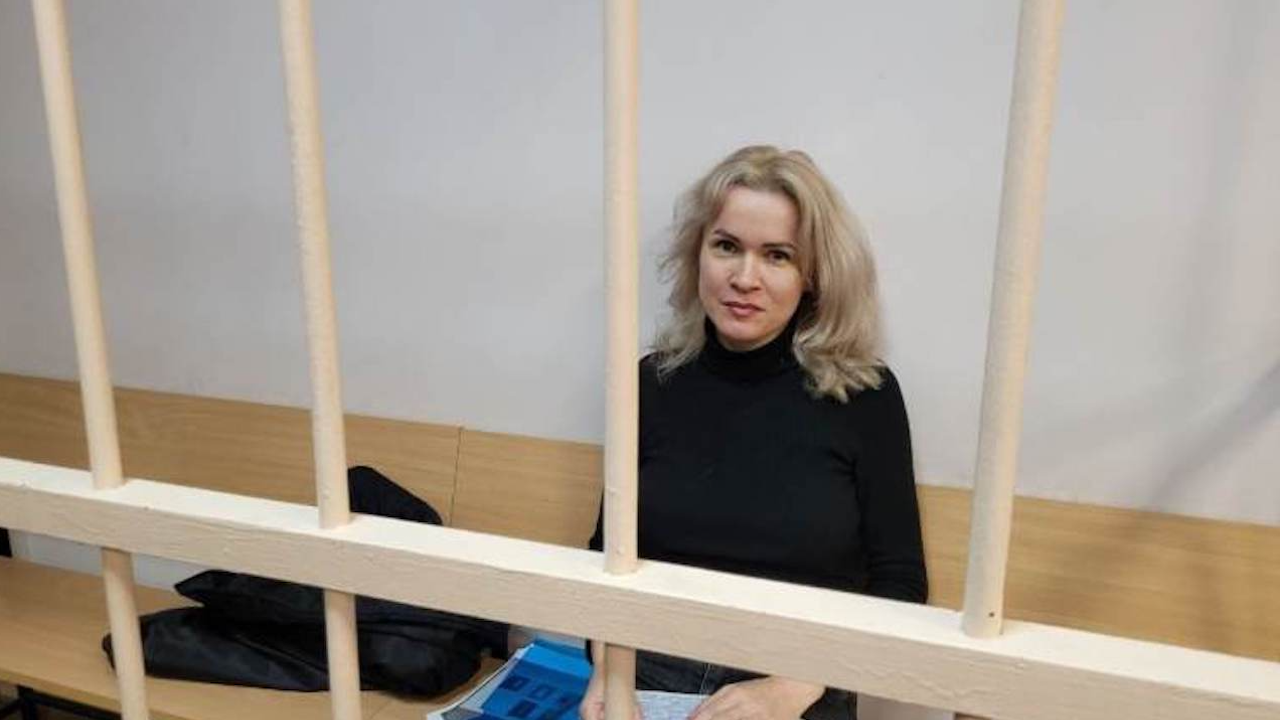 Руска журналистка попадна зад решетките, след като дръзна да разгневи Кремъл за войната в Украйна
