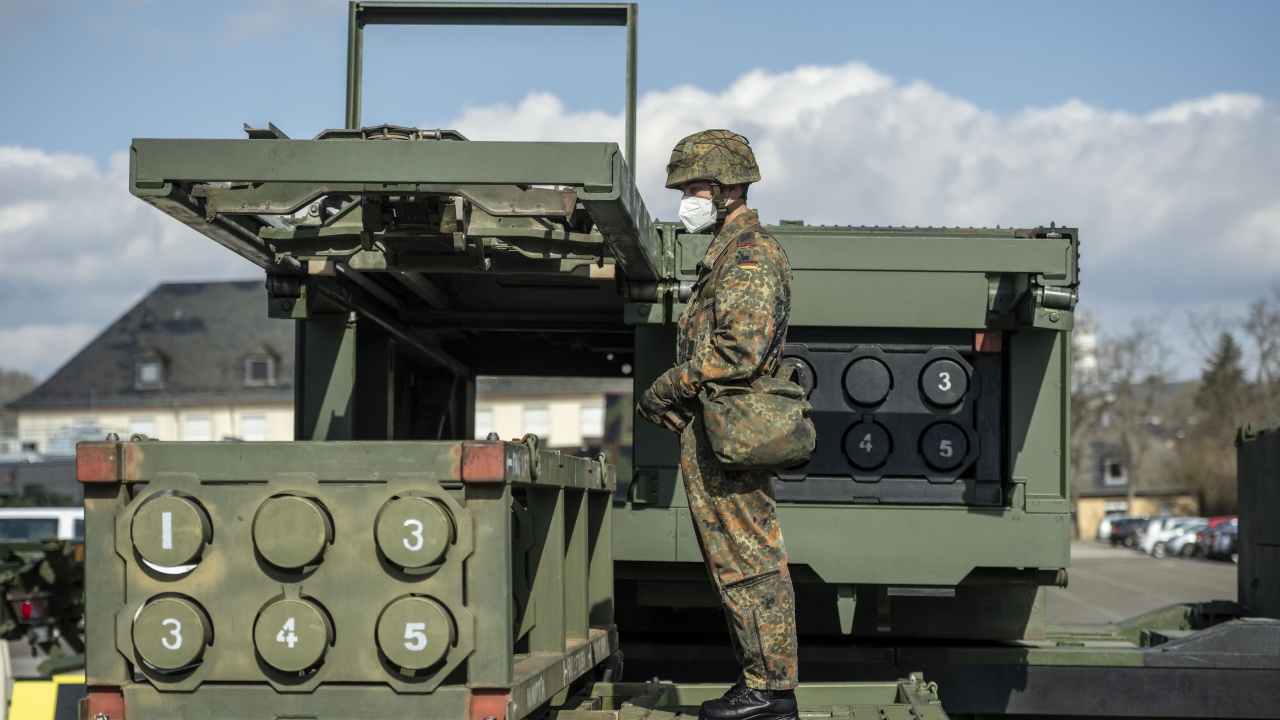 Германският парламент подкрепи изпращането на тежки оръжия за Украйна