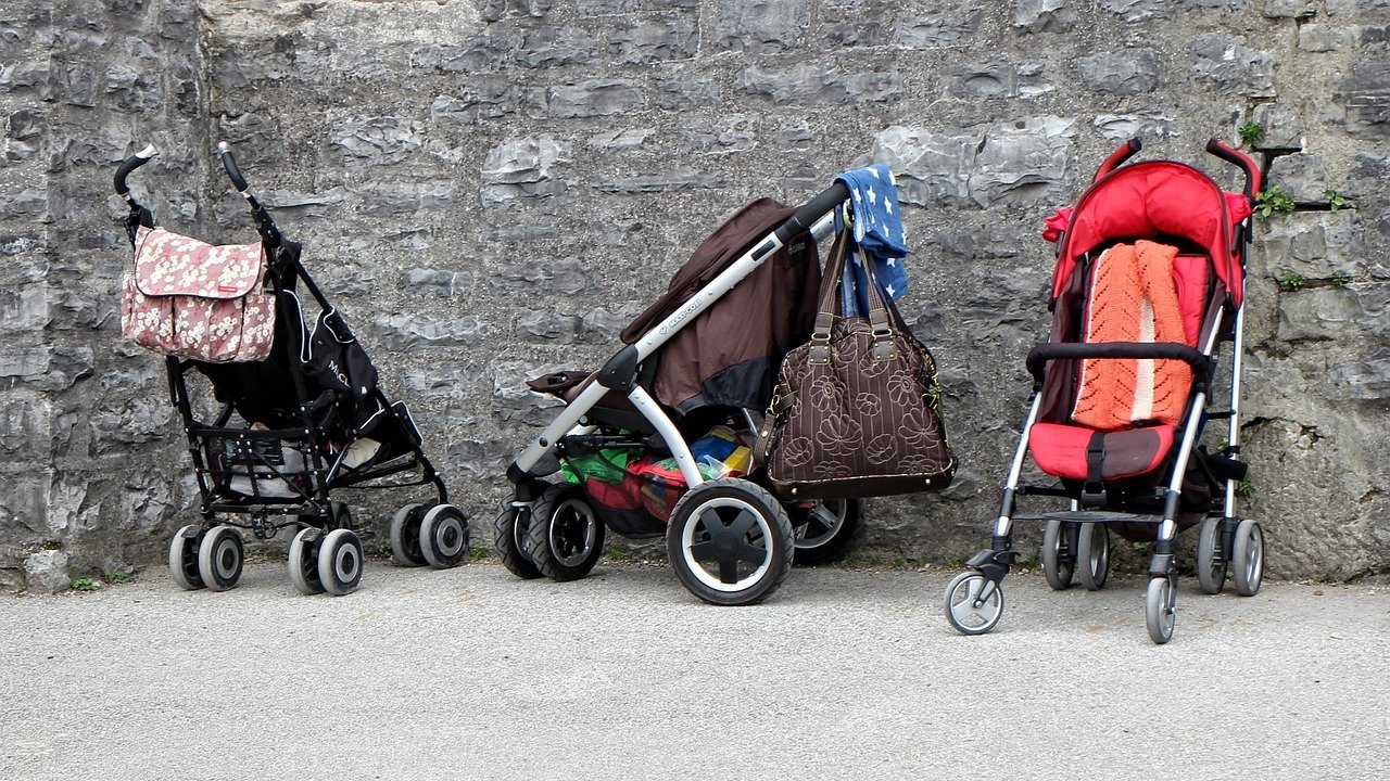 Жена задигна детска количка