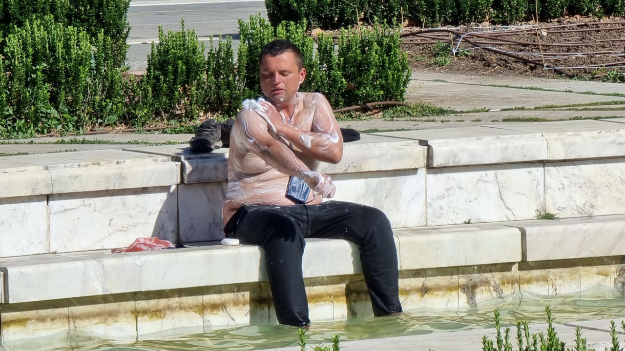 Прегорял мъж се погрижи за хигиената си във фонтана пред НДК