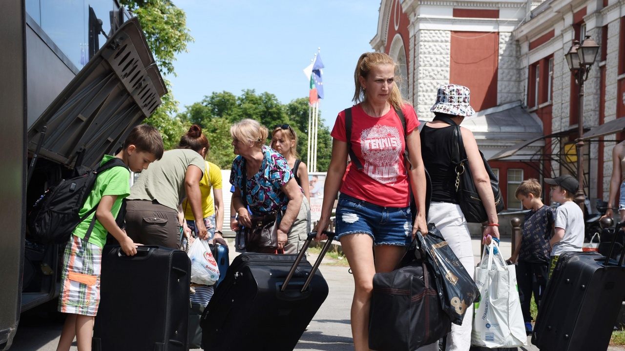 Започна извозването на последните групи украински бежанци от буферния център в Елхово, който после ще бъде закрит
