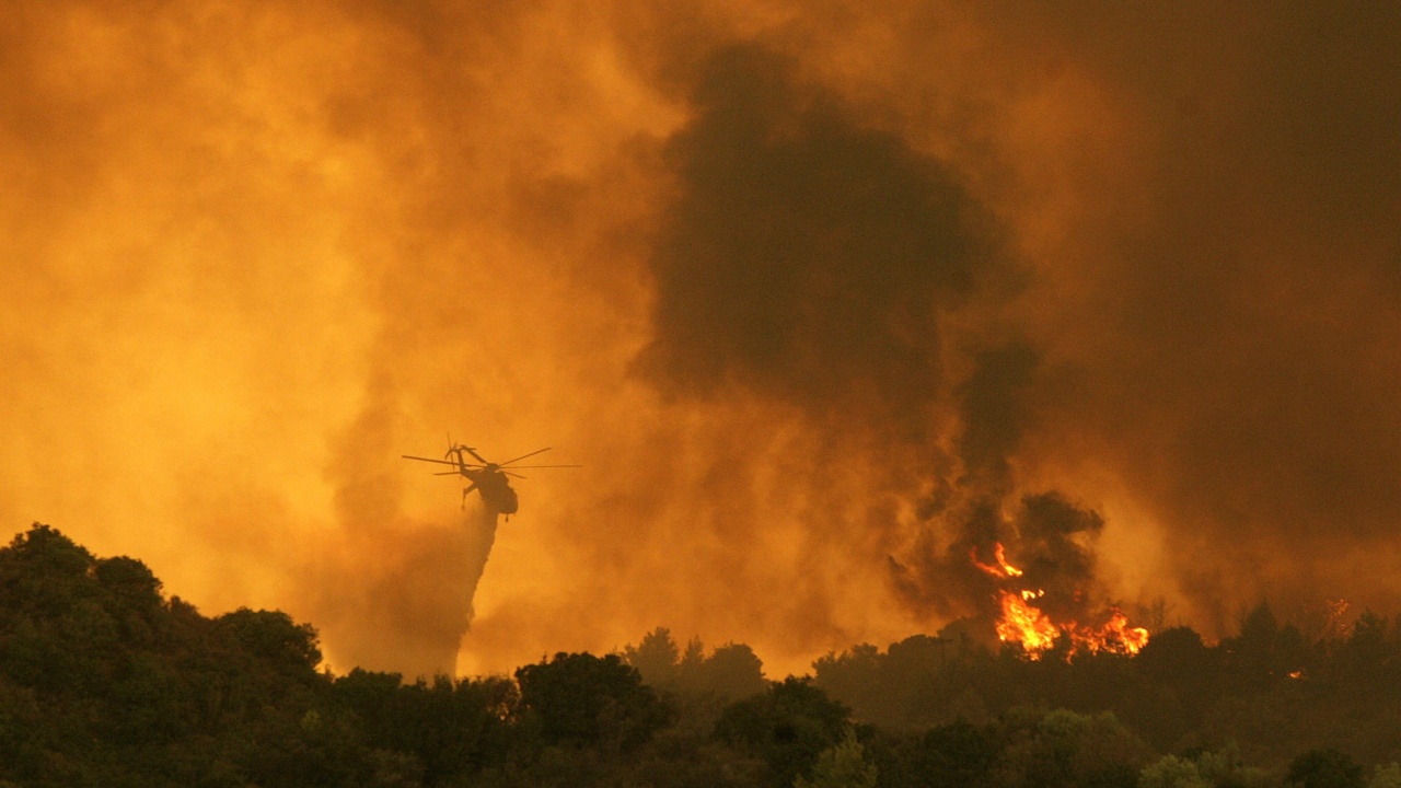 Голям пожар бушува край Атина