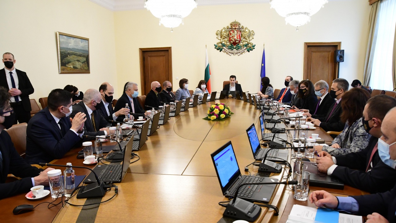 Бюджетът бе приет въпреки скандала с министрите на Слави