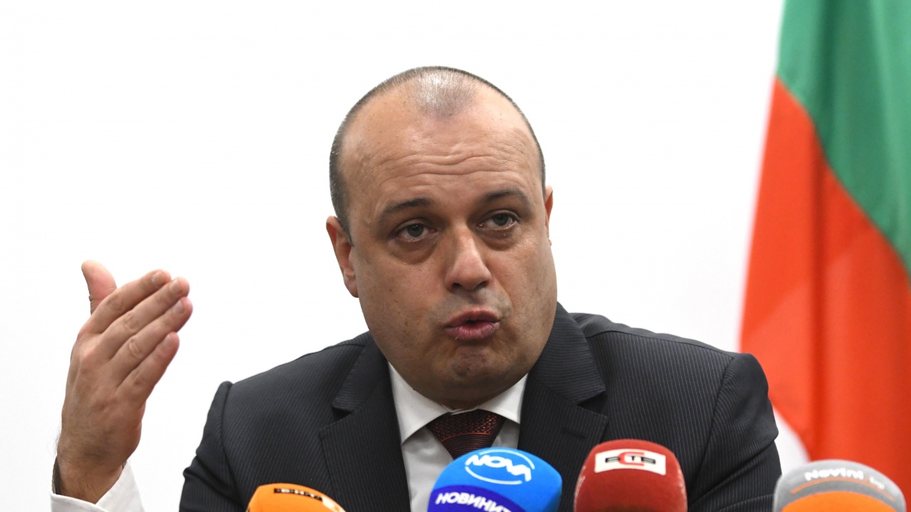 Министър Проданов за бюджета: Правителството не е застрашено, актуализацията ще бъде приета
