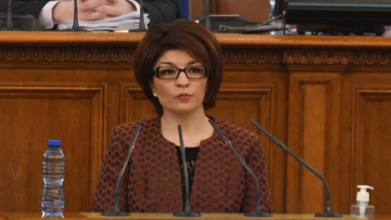 Атанасова към премиера Петков: Ще улесните хората, ако днес гласуваме и оставката на кабинета