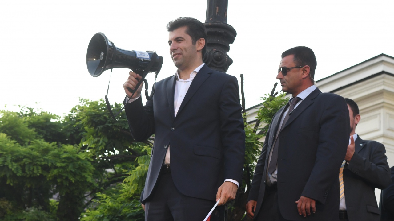 Кирил Петков пред протестиращите: Няма да дадем България на мафията