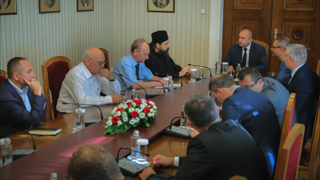 Президентът разговаря с йеромонах Гавриил от Зографския манастир в Света гора