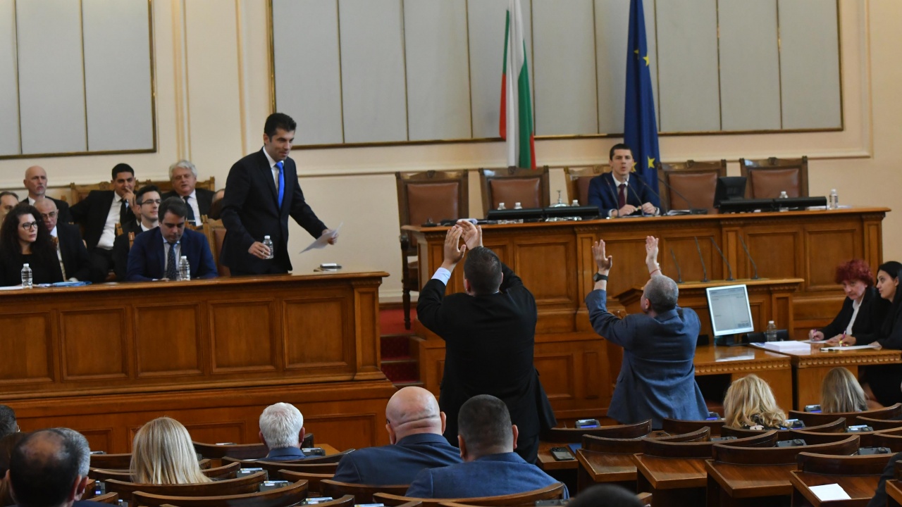 Парламентът гласува вота на недоверие срещу кабинета "Петков" тази вечер