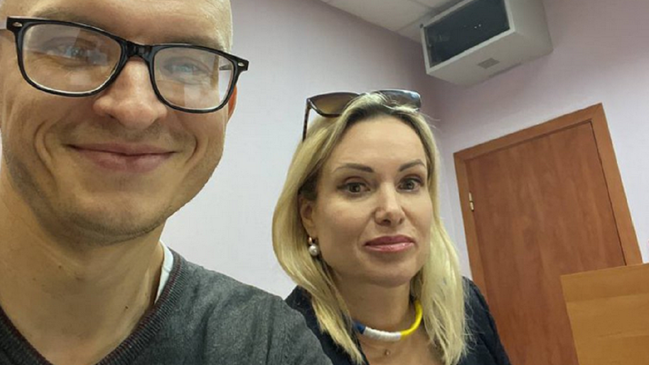 Руската журналистка Марина Овсянникова бе задържана за кратко от полицията в Москва