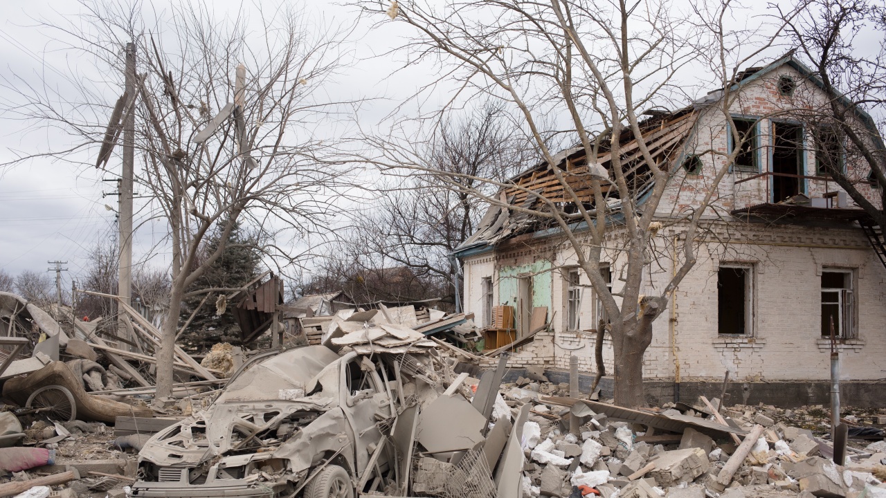 Шестима цивилни загинаха след руски обстрел срещу град в Източна Украйна