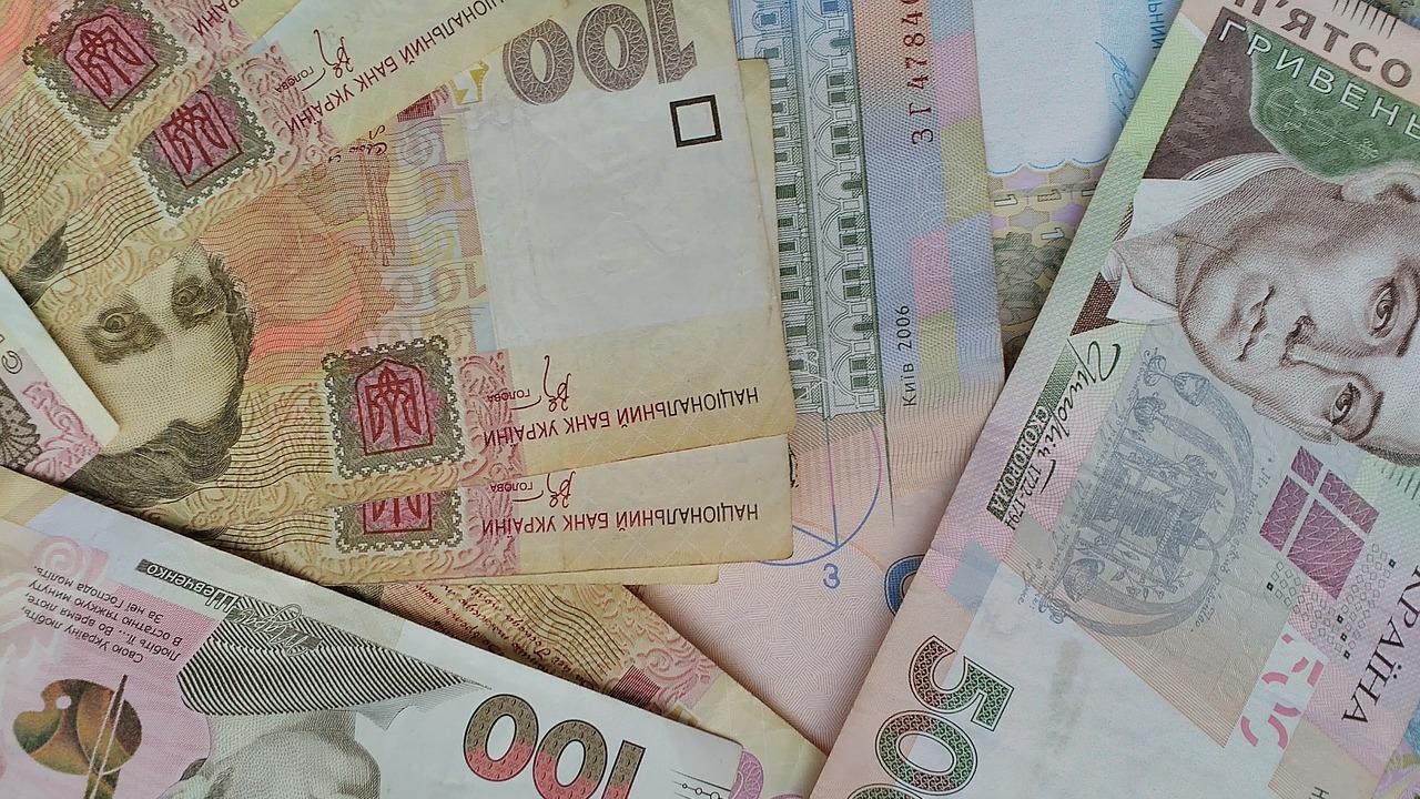 Украйна девалвира своята валута гривна с 25% спрямо щатския долар