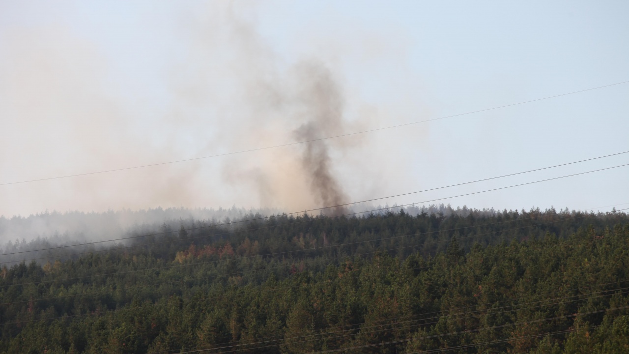 Борова гора гори между селата Калугерово и Лесичово, ситуацията се усложнява