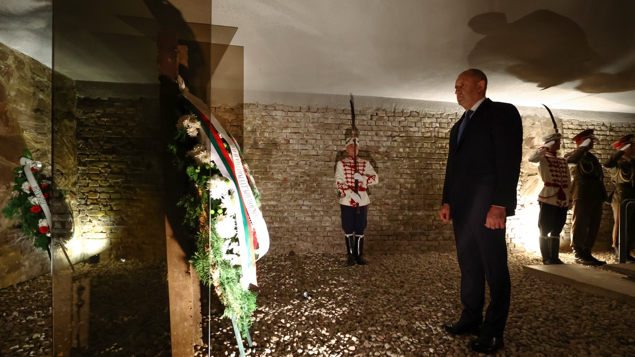 Президентът отдаде почит пред лобното място на Никола Вапцаров