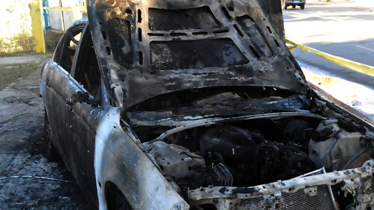 Четири автомобила са опожарени в Перник, вероятно е умишлен палеж