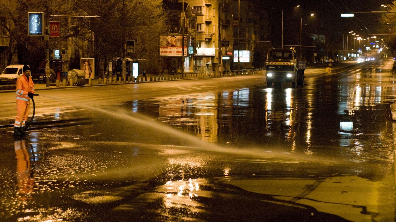 Оросяват асфалта в София заради жегите