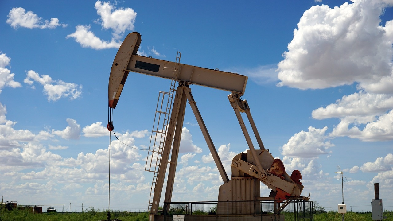 Петролът поевтиня заради влошените перспективи за търсенето, но се насочва към седмична печалба
