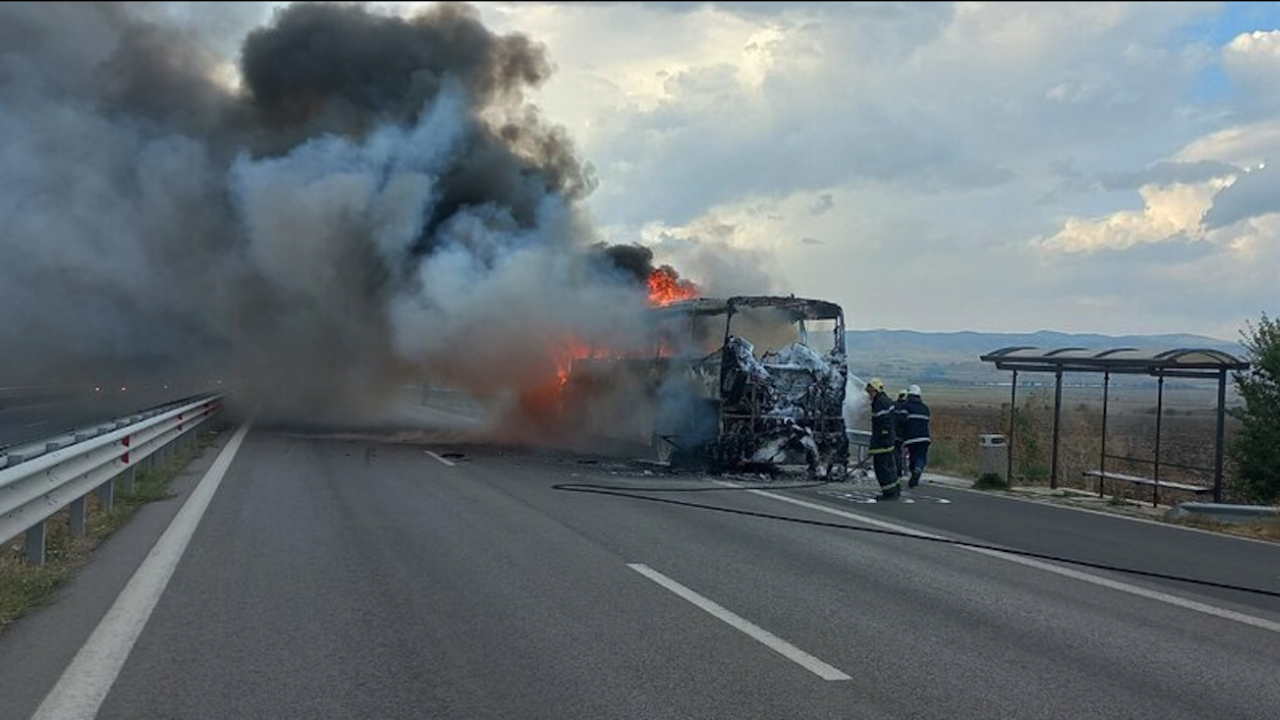 Автобус изгоря на магистрала "Тракия"