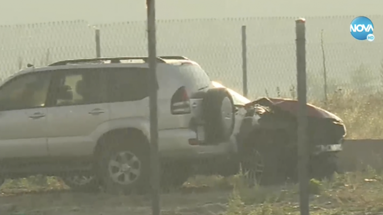 Автомобил с две деца на задната седалка помете микробус и ограда, след което се заби в друга кола
