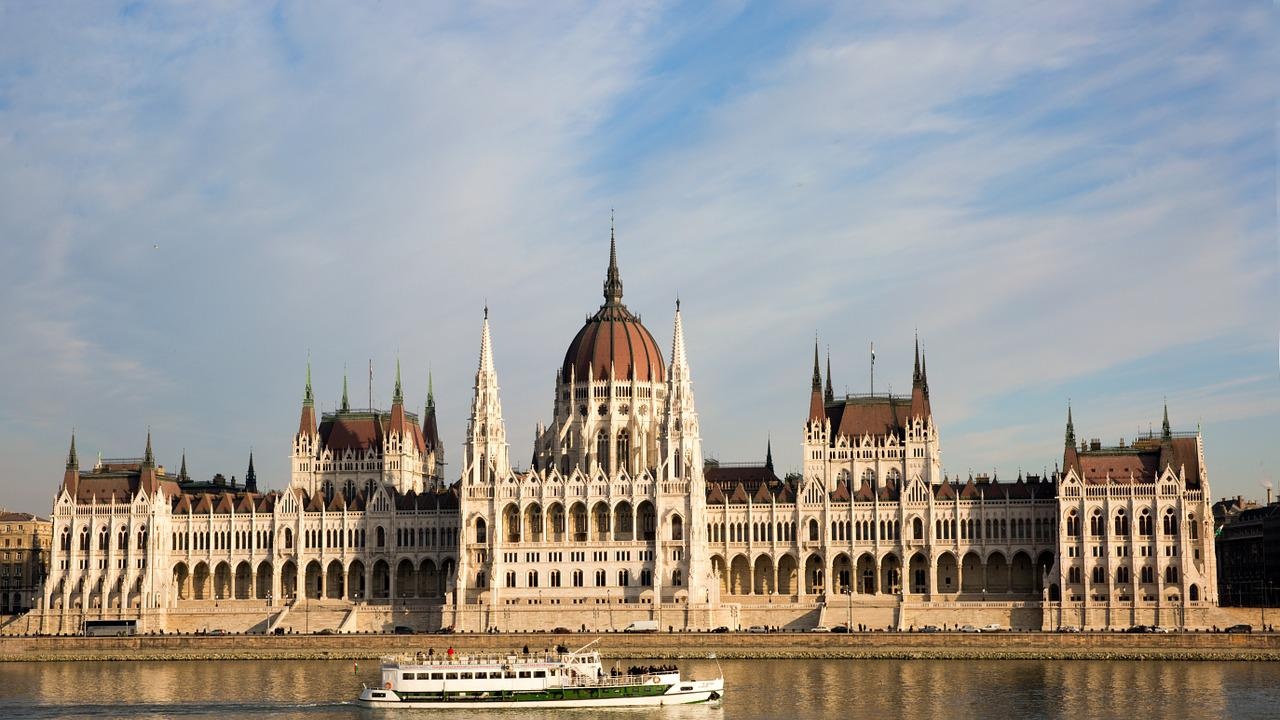 Леко ускорение на растежа на заплатите в Унгария