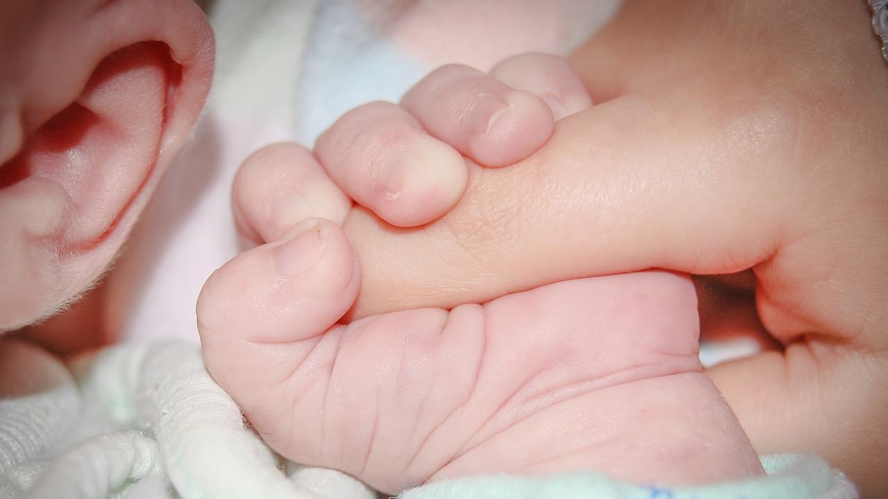 Спасиха новородено момиченце, оваляно в прах и листа на улица в Айтос