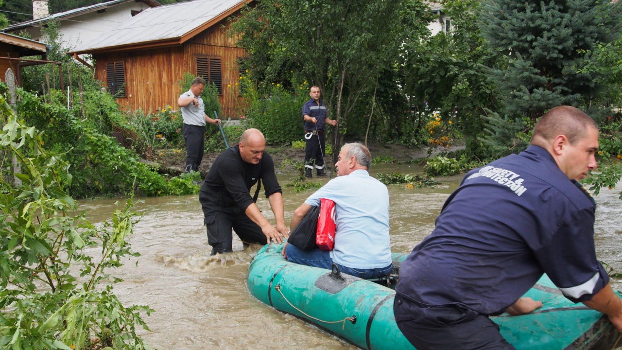 Храна и вода от Държавния резерв пристигат в наводнените селища