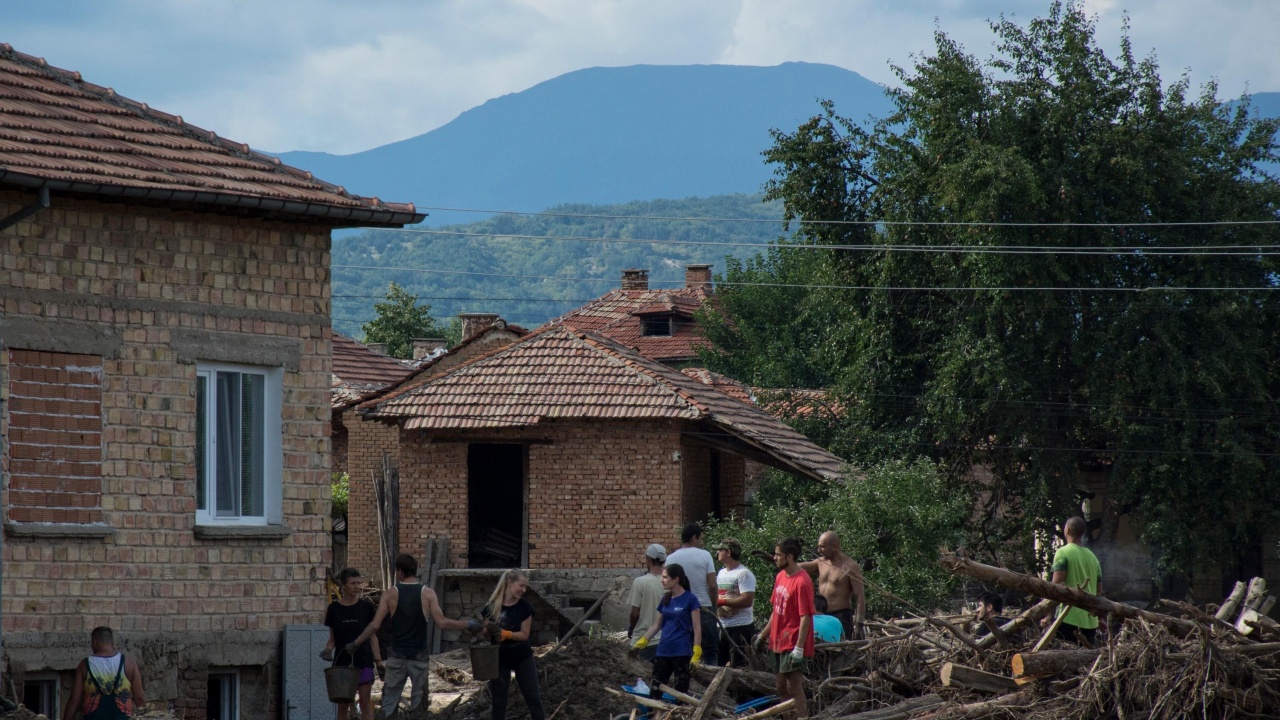 Сто безработни ще бъдат назначени за аварийни дейности в бедстващите села в Карловско