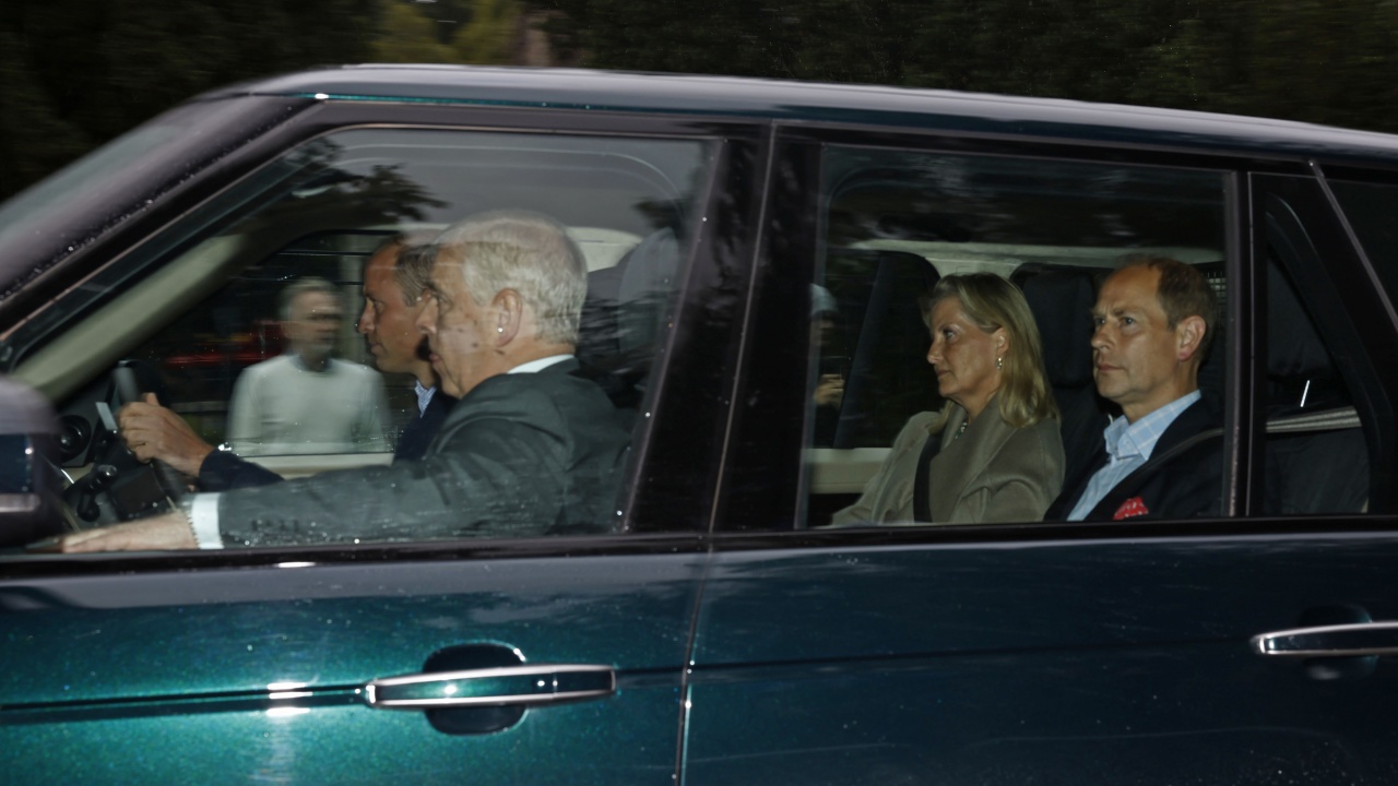Семейството на кралица Елизабет II пристигна в Балморал