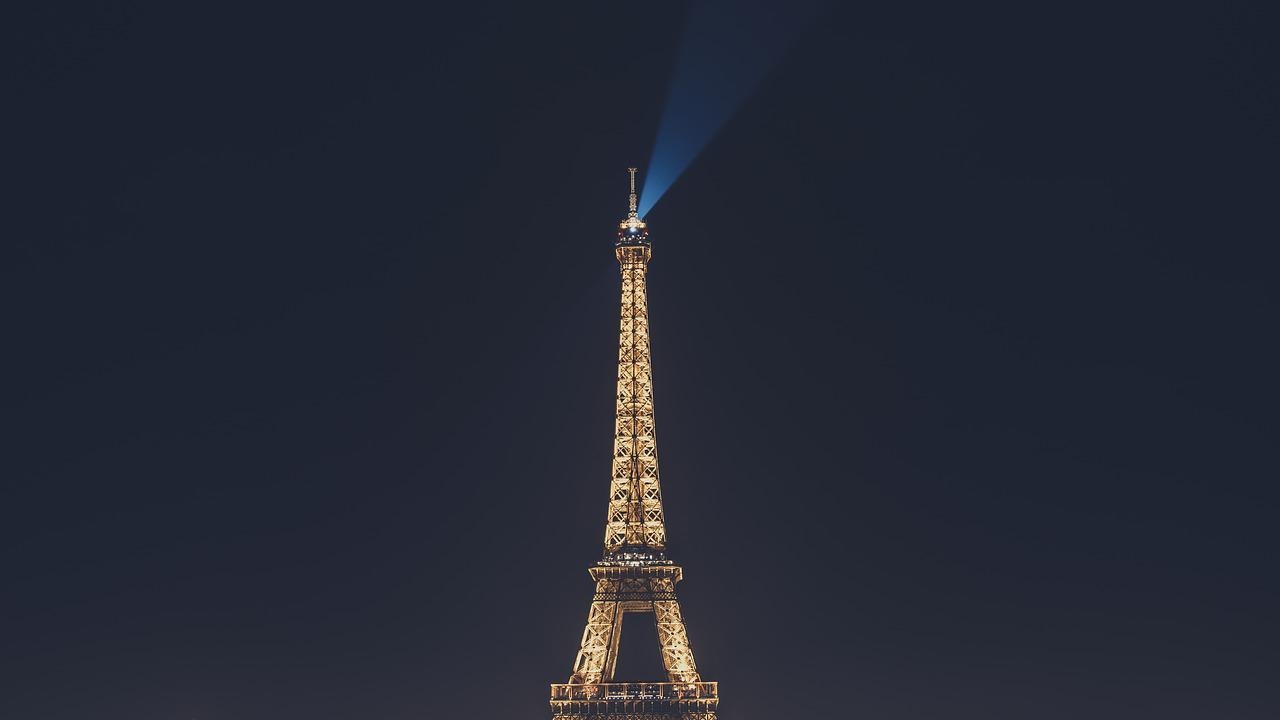 Намаляват осветлението на Айфеловата кула на фона на енергийна криза