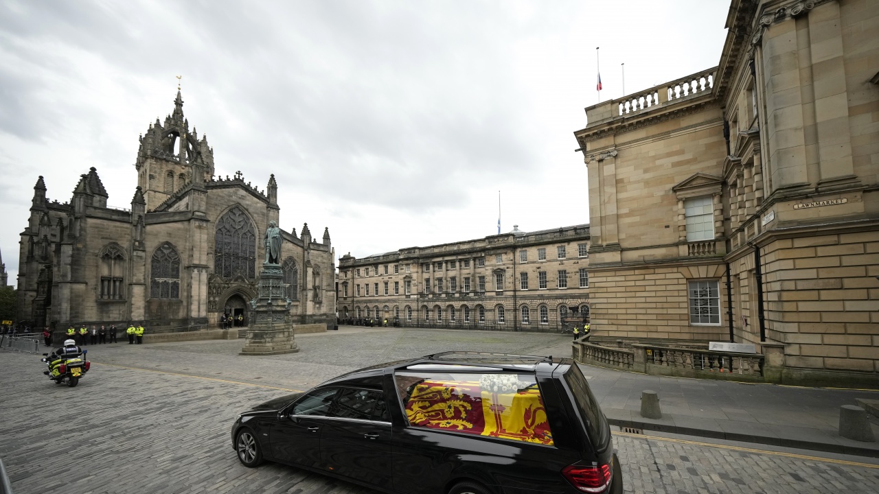 Кортежът с ковчега на Елизабет II пристигна в Единбург