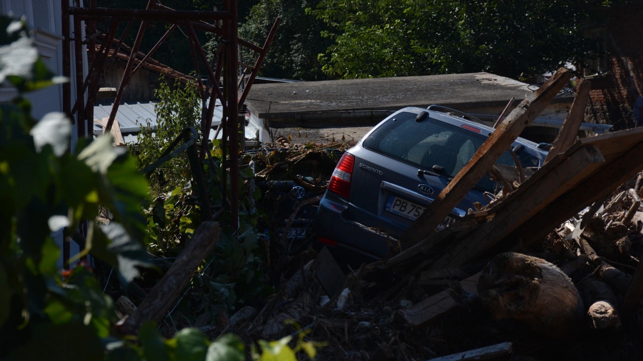 Потопът в Карловско е отнесъл 30 коли, влачени са с километри