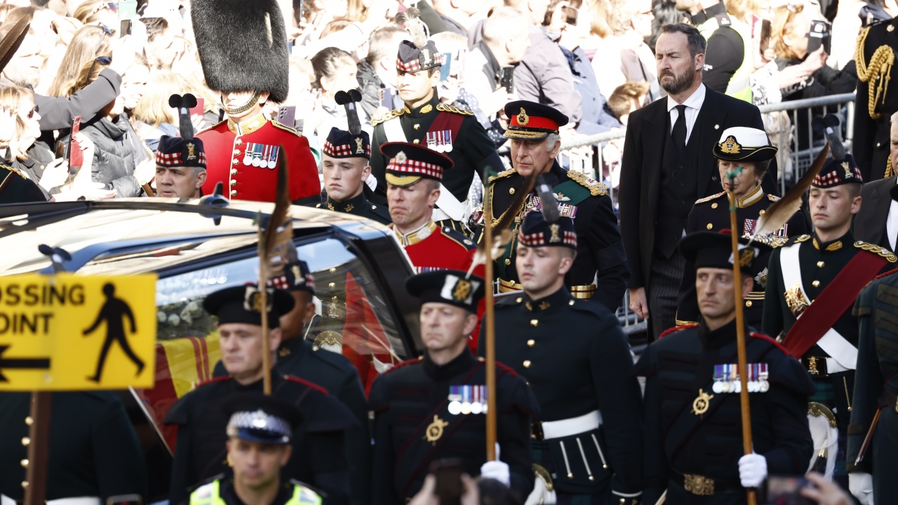 Крал Чарлз III поведе процесията с тленните останки на Елизабет II до катедралата "Сейнт Джайлс" в Единбург