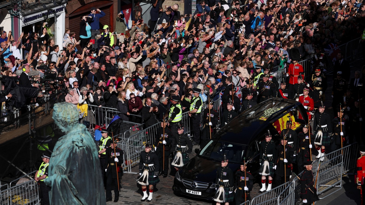 Арестуваха нарушители на реда в Единбург, където мина траурното шествие с ковчега на Елизабет II